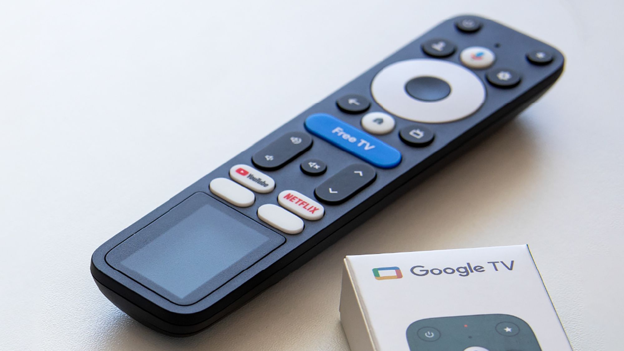 Пульт для Google TV, который питается от комнатного света. Больше никаких батареек!